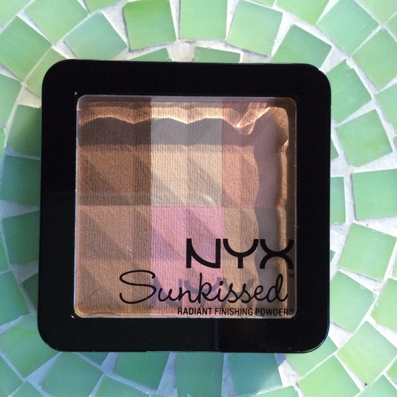 NYX Radiant Finishing Powder - Picture 2 of 5